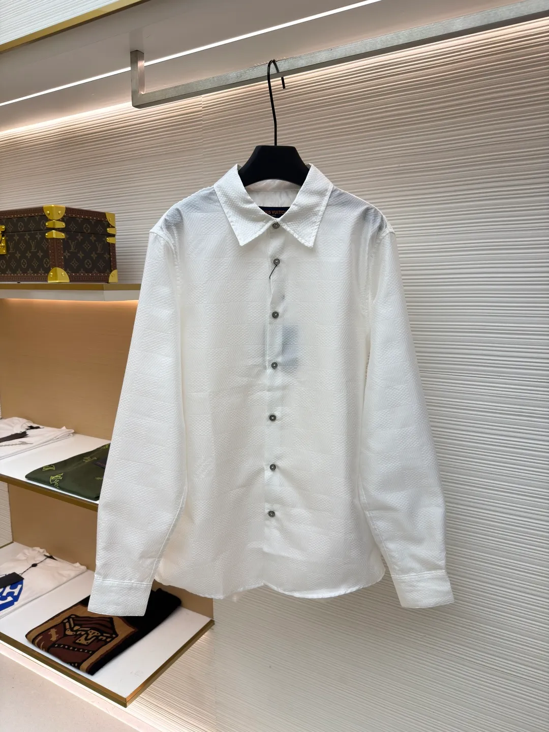 LOUIS VUITTON checkerboard jacquard long-sleeved shirt ●Original version: Purchased and developed by 7269 ●Item number: 1681031-A85 ●Fabric: mulberry silk fabric ●Technology: full-width jacquard production ●Version: fitted version ●Weight: about 280 grams ●Size: S-M-L-XL ●Description: Customized mulberry silk jacquard fabric, 75D high temperature, fermented fabric wash, customized buttons, customized logo, jacquard embellishment to upgrade the gorgeous style of woolen evening suit with exquisite luster texture. The overall wiring is straight and delicate, the fabric is comfortable and soft, and the color is consistent without color difference. It can be matched with the same style to create a fashionable look and control various occasions. Customized accessories, complete with three standards, same style for men and women!